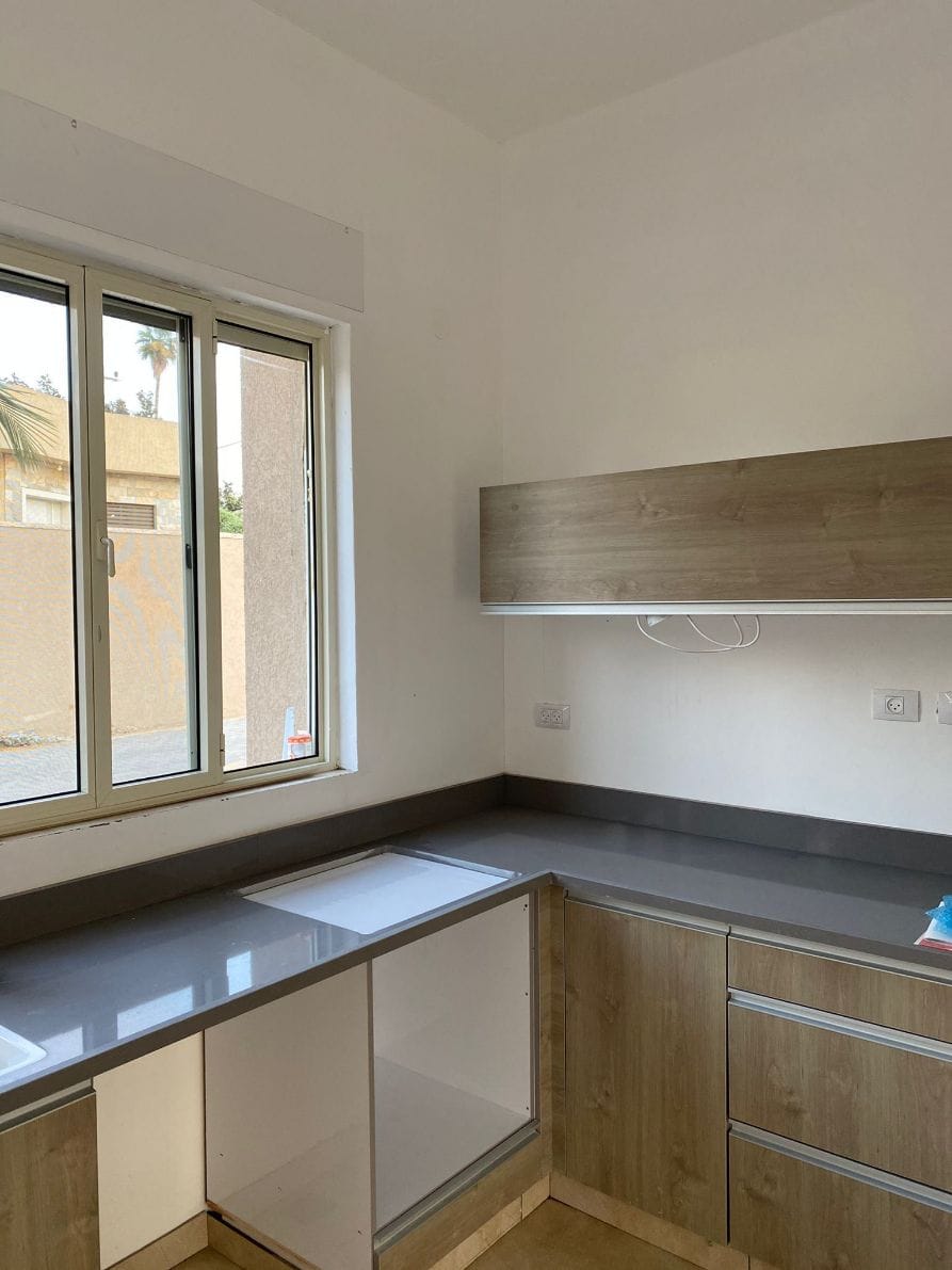 ניקיון לאחר שיפוץ - אחרי: ניקוי מטבח מאבק עם שואב ומטלית לחה