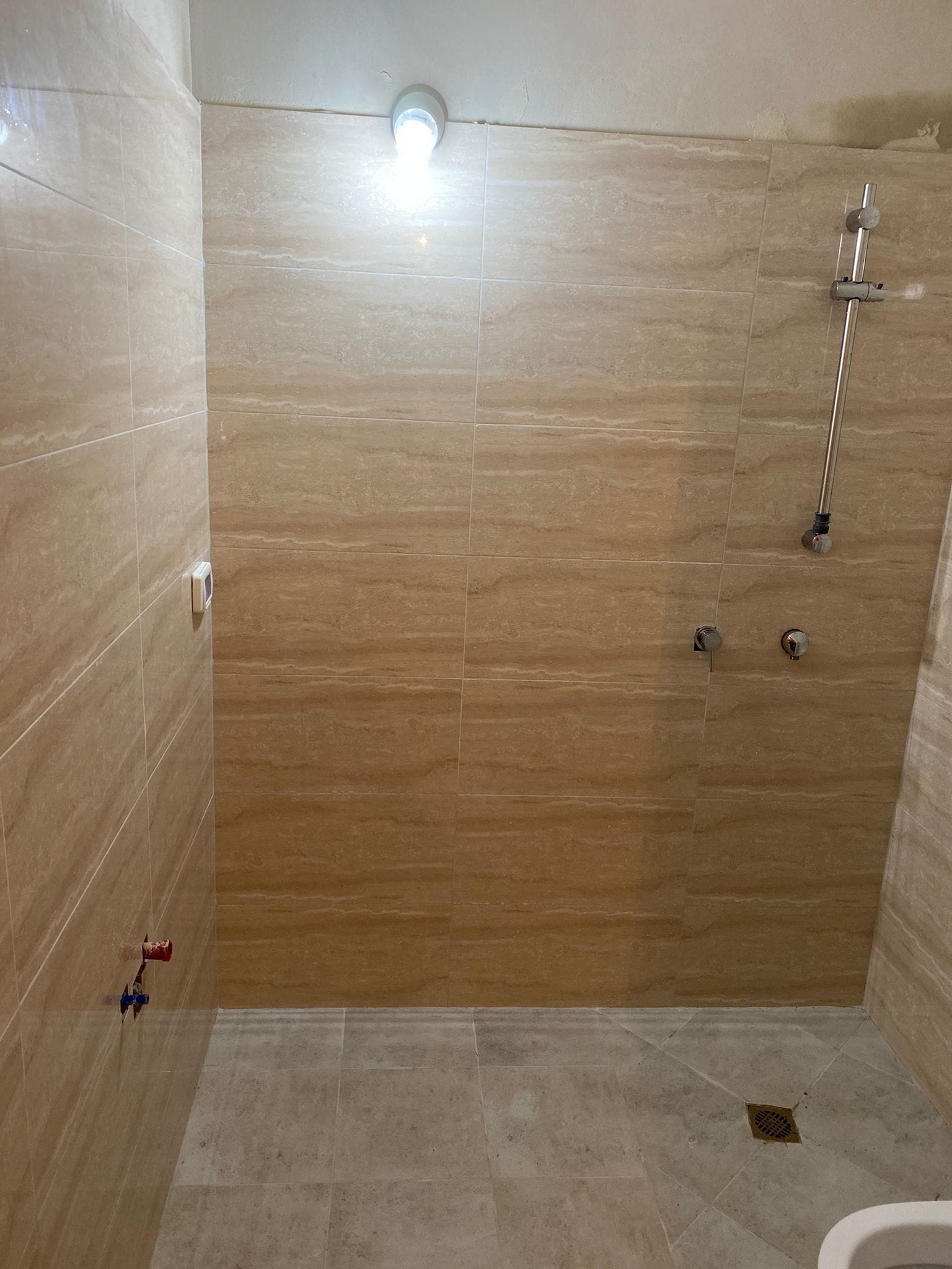 ניקיון לאחר שיפוץ - לפני: טיפול לגרניט פרוצלן לשאריות צבע, רובע והסרת כתמים קשים