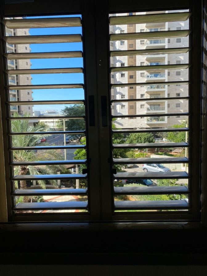 ניקיון לאחר שיפוץ - אחרי: ניקיון והברקת חלון משאריות צבעים ואבק