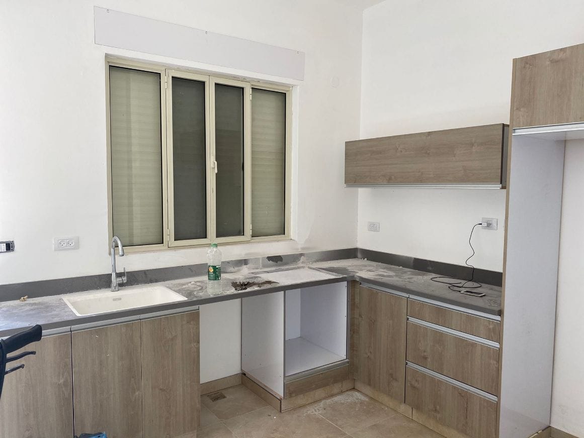 ניקיון לאחר שיפוץ - לפני: ניקוי מטבח מאבק עם שואב ומטלית לחה