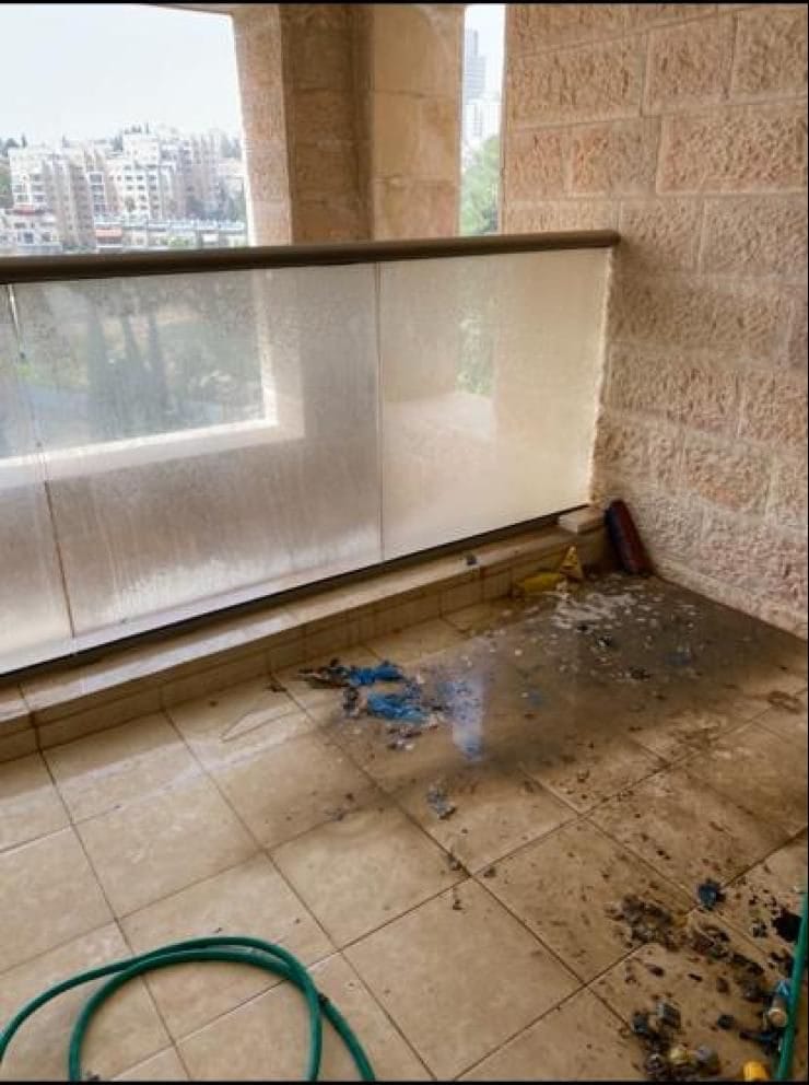 ניקיון לאחר שיפוץ - לפני: ניקיון מעקה זכוכית מדבק, צבעים וכתמים קשים