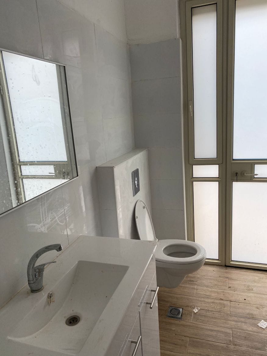 ניקיון לאחר שיפוץ - לפני ואחרי: טיפול לגרניט פרוצלן לשאריות צבע, רובע והסרת כתמים קשים