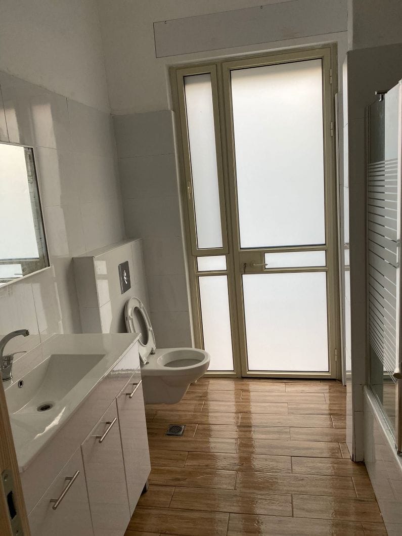 ניקיון לאחר שיפוץ - לפני ואחרי: טיפול לגרניט פרוצלן לשאריות צבע, רובע והסרת כתמים קשים