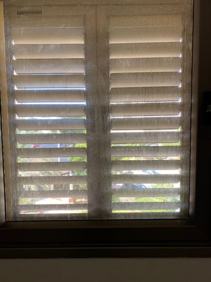 ניקיון לאחר שיפוץ - לפני: ניקיון והברקת חלון משאריות צבעים ואבק
