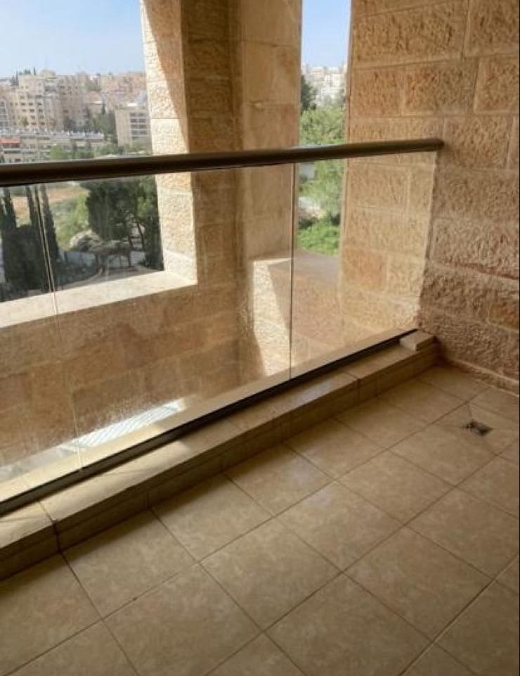 ניקיון לאחר שיפוץ - אחרי: ניקיון מעקה זכוכית מדבק, צבעים וכתמים קשים