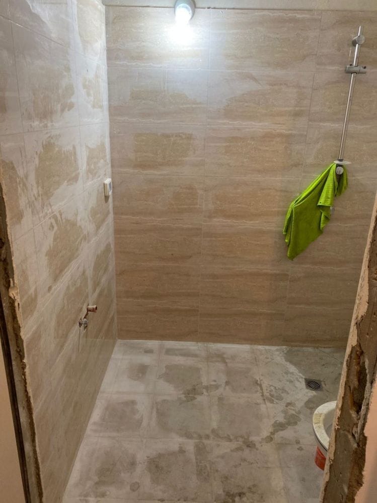 ניקיון לאחר שיפוץ - לפני: טיפול לגרניט פרוצלן לשאריות צבע, רובע והסרת כתמים קשים